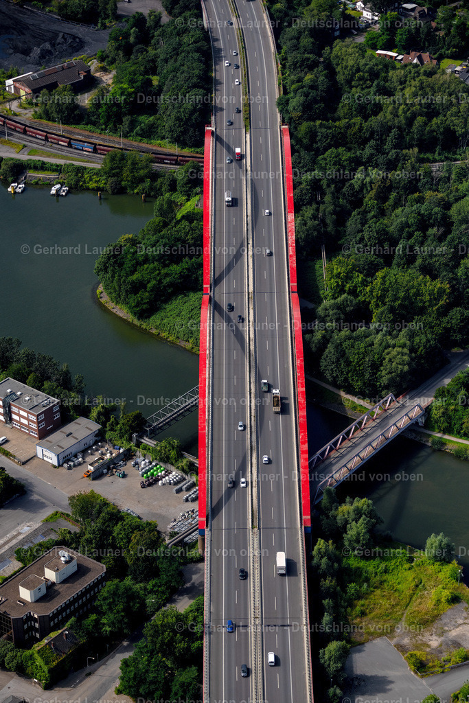 4050274 | BOTTROP 25.08.2021 Autobahn- Brückenbauwerk der BAB A42 über den Rhein-Herne Kanal in Bottrop im Bundesland Nordrhein-Westfalen. // Highway bridge construction of the motorway A 42 over the Rhine-Herne canal in Bottrop in North Rhine-Westphalia. Foto: Gerhard Launer