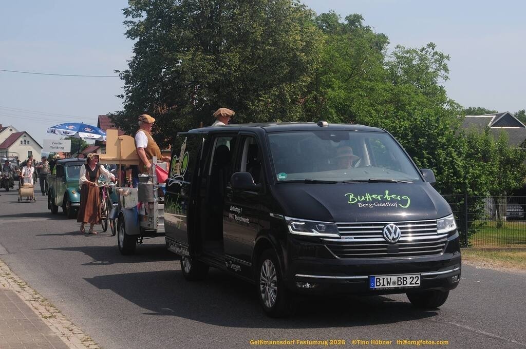 Geißmannsdorf-2026-Festumzug-117 | Festumzug in Geißmannsdorf bei Bischofswerda im Juni 2026. Fotografische Eindrücke und Momentaufnahmen vom Festumzug anläßlich des 800-jährigen Bestehens von Geißmannsdorf - mit Teilnehmern und Gästen, Strohpuppen und geschmückten Vorgärten und Grundstücken - Realisiert mit Pictrs.com