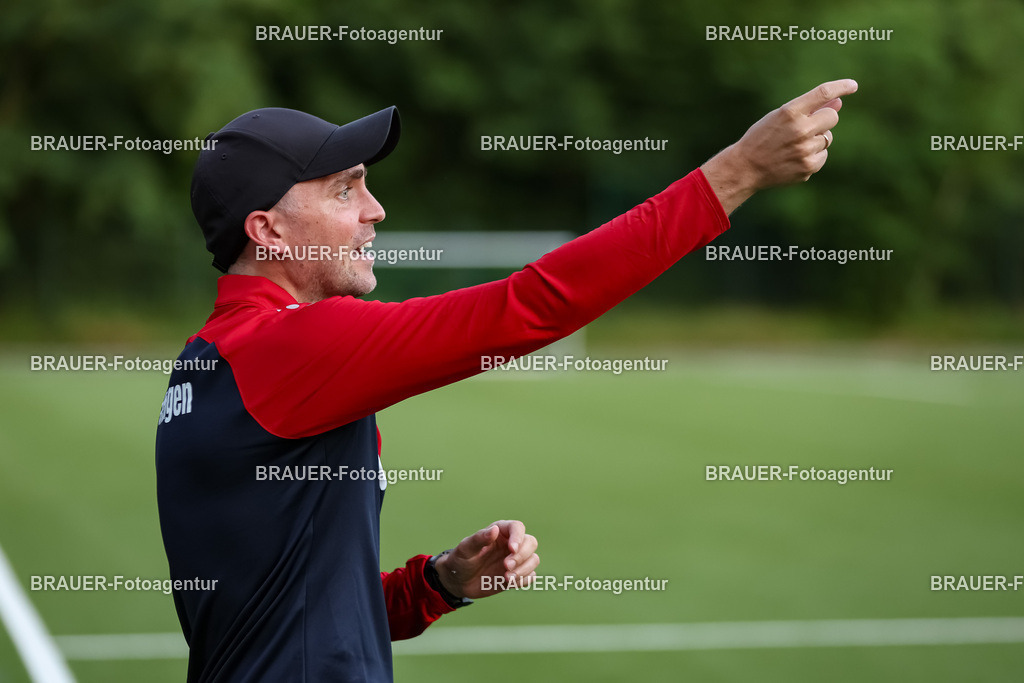 1_KFCWAT_20250723_0566.JPG -  - KFC Uerdingen - SG Wattenscheid 09 - Testspiel | Krefeld, Deutschland, 23.07.25: Trainer Julian Stöhr (KFC Uerdingen) gestikuliert, Gestik waehrend des Testspiel Spiels zwischen KFC Uerdingen - SG Wattenscheid 09 in der Covestro Sportpark am 23. July 2025 in Krefeld, Deutschland. (Foto von Stefan Brauer/Brauer-Fotoagentur)