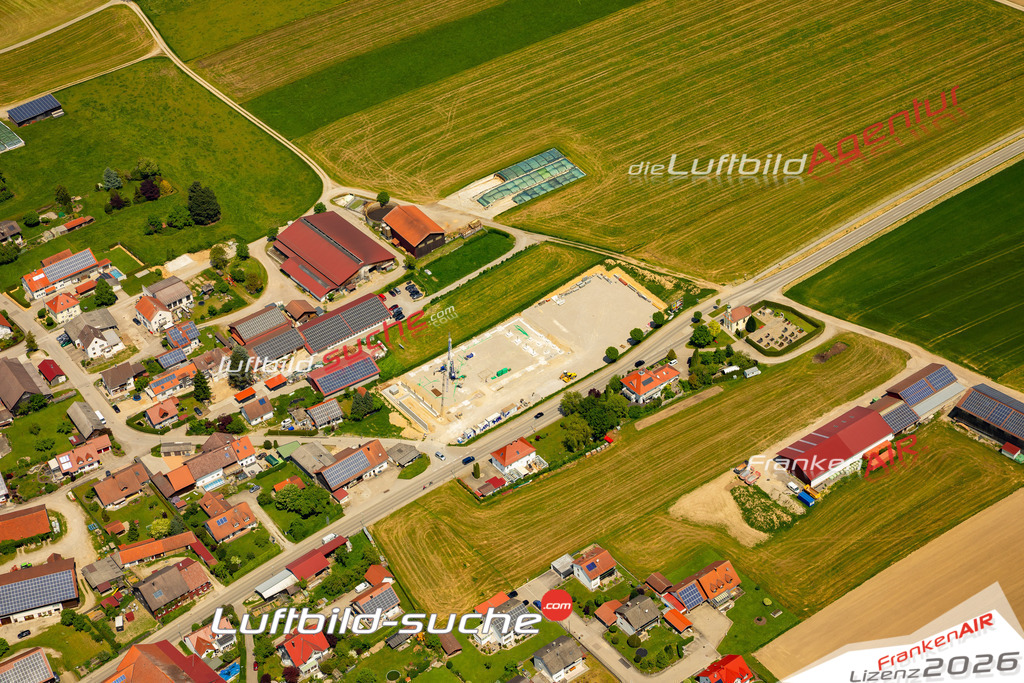 Das Luftbild zeigt Oberkammlach Kammlach - Die Luftaufnahme wurde 2023 vom UL-Flugzeug aus erstellt ( keine Drohne ) - Hochauflösende Luftaufnahme - Für grossformatige Ausdrucke geeignet. Die Geschenkidee !Mit Lizenz und Bildrechte bestellbar
