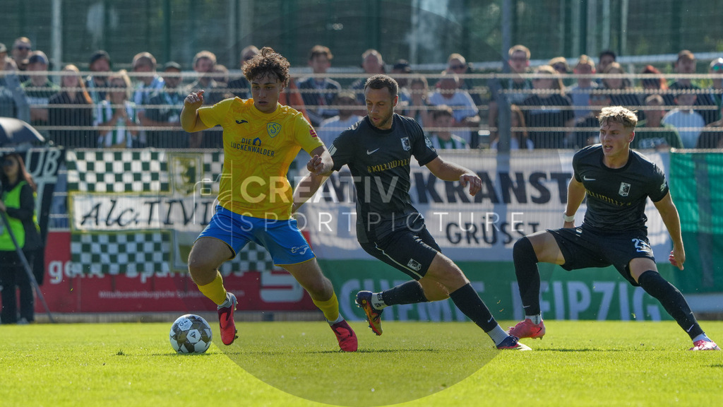 Fußball, Herren, Saison 2025/2026, Regionalliga Nordost, 10. Spieltag, FSV 63 Luckenwalde vs. BSG Chemie Leipzig, Samstag 27.09.2025, Werner-Seelenbinder-Stadion Luckenwalde, | Fußball, Herren, Saison 2025/2026, Regionalliga Nordost, 10. Spieltag, FSV 63 Luckenwalde vs. BSG Chemie Leipzig, Samstag 27.09.2025, Werner-Seelenbinder-Stadion Luckenwalde, Im Bild: Max Hathaway (l. Luckenwalde), Tim Kießling (m. Chemie) und Raik Lisinski (r. Chemie) - Realisiert mit Pictrs.com