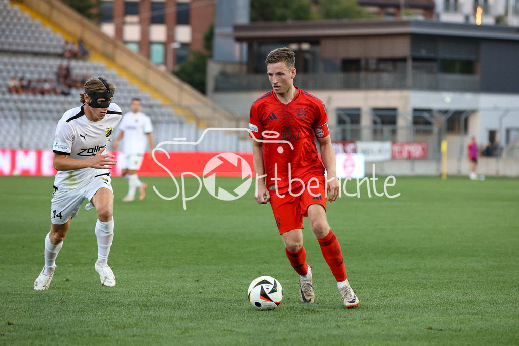 FC Bayern Amateure - DjK Vilzing | im Duell Josef GOTTMEIER (DJK Vilzing #14) und Timo KERN (FC Bayern München II #10) / Zweikampf / Regionalliga Bayern: FC Bayern München II - DjK Vilzing, Grünwalder Stadion am 30.08.2024