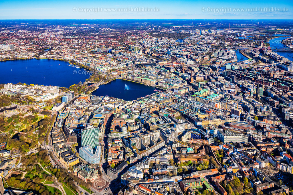 Hamburg_Alster_Jungfernstieg_Mitte_ELS_4923060425 | HAMBURG 06.04.2025 Stadtzentrum im Innenstadtbereich am Ufer der Alster im Ortsteil Altstadt in Hamburg, Deutschland. // The city center in the downtown area on lake side of Alster in the district Altstadt in Hamburg, Germany. Foto: Martin Elsen