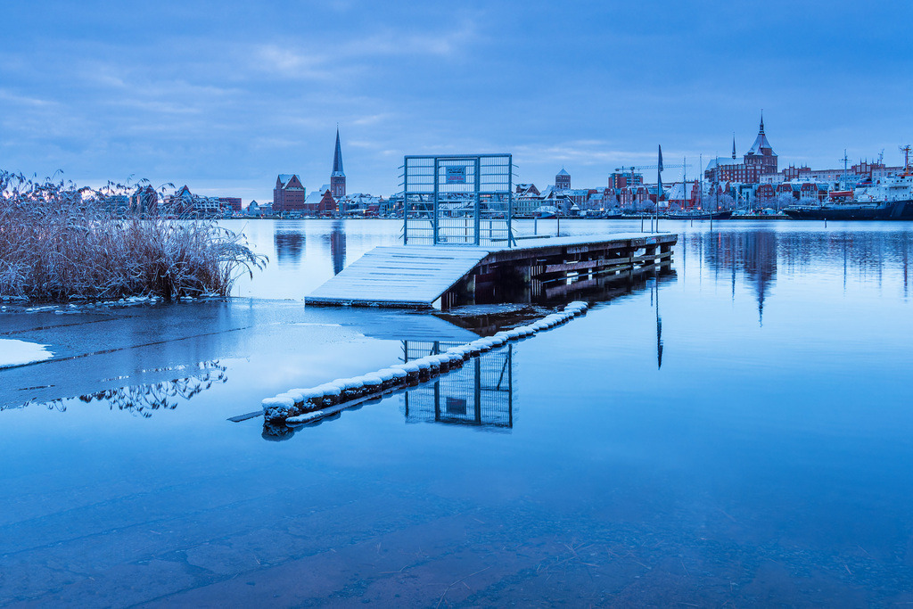 Blick über die Warnow auf die Hansestadt Rostock im Winter | Blick über die Warnow auf die Hansestadt Rostock im Winter.
