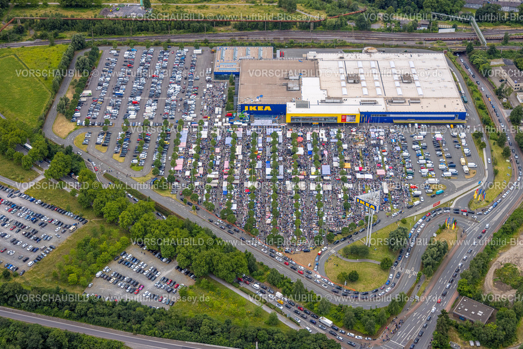 Duisburg240702300-Nord | Luftbild, Duisburg-Nord, Ikea Möbelmarkt und Trödelmarkt auf dem Parkplatz, Flohmarkt Marktstände, Beeck, Duisburg, Ruhrgebiet, Nordrhein-Westfalen, Deutschland