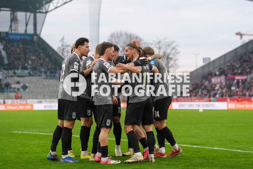 GER Rot-Weiss Essen vs. SSV Ulm, Fussball, 3. Liga, Spieltag 19, Saison 2025/2026, 20.12.2025 | GER Rot-Weiss Essen vs. SSV Ulm, Fussball, 3. Liga, Spieltag 19, Saison 2025/2026, 20.12.2025Foto: Fabian Friese - Realisiert mit Pictrs.com