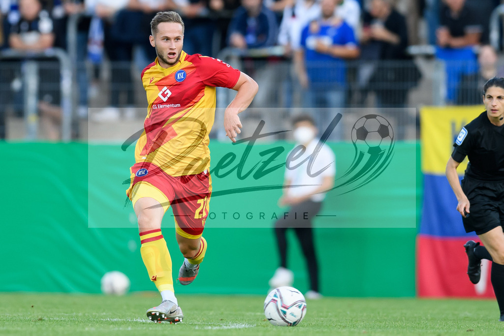 LOTKSC20210809_204 | Fussball, Herren: Christoph Kobald (Karlsruher SC) in Aktion, am Ball, Einzelaktion beim Spiel der 1. Runde im DFB-Pokal zwischen SF Lotte und Karlsruher SC im Stadion am Lotter Kreuz am 09.08.2021 in Lotte, Deutschland.DFB / DFL REGULATIONS PROHIBIT ANY USE OF PHOTOGRAPHS AS IMAGE SEQUENCES AND/OR QUASI-VIDEO. - Realisiert mit Pictrs.com