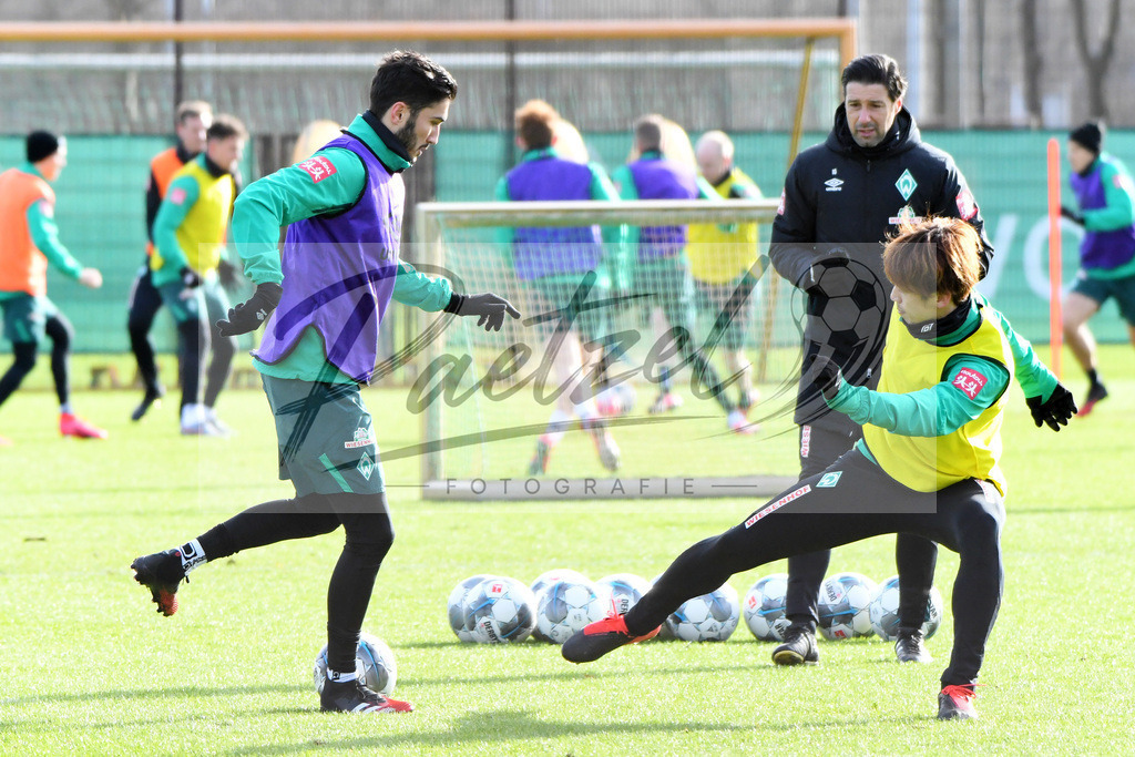 20200212_TRASVW_0045 | Fussball, Herren: Nuri Sahin (Werder Bremen) und Yuya Osako (Werder Bremen) im Zweikampf waehrend der Trainingseinheit des SV Werder Bremen auf dem wohninvest Weserstadion Trainingsplatz am 12.02.2020 in Bremen, Deutschland. - Realisiert mit Pictrs.com