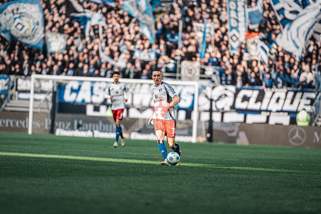 Fußball | Männer | Saison 2024/2025 | 2. Fußball-Bundesliga | 20. Spieltag | Hamburger SV vs. Hannover 96 | 02.02.2025 | Silvan Hefti (#30, HSV) spielt einen Pass