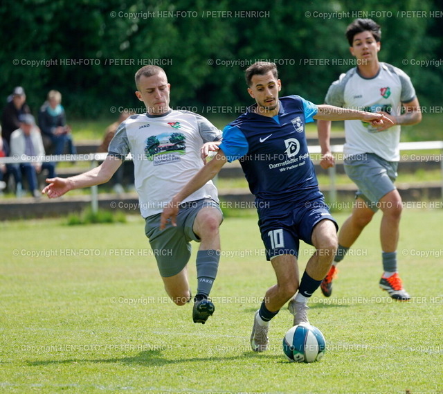 Tabellenführer Altheim gewinnt überlegen | 18.05.2025 Fussball Saison 2024 2025 Kreisoberliga Dieburg Odenwald TSV Altheim - SG Mosbach Radheim (7:2) v. li.Johannes Schmidt (14 Moxbach) grätscht gegen Diyar Altan (10 Altheim) (Foto: Peter Henrich) - Realisiert mit Pictrs.com