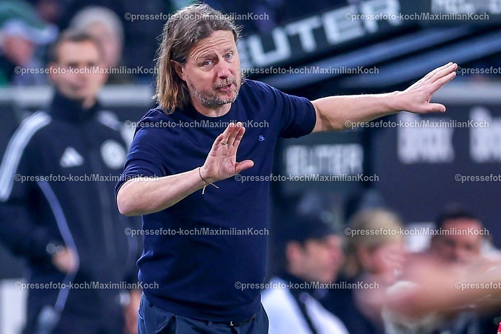 BMG07032501034 | 07.03.2025, Fußball, Borussia Mönchengladbach - 1.FSV Mainz 05, 1. Fußball Bundesliga, Borussia-Park, Saison 2024 2025: Cheftrainer Bo Henriksen (Mainz05) gestikulierend an der SeitenlinieDFB regulations prohibit any use of photographs as image sequences and or quasi-video.