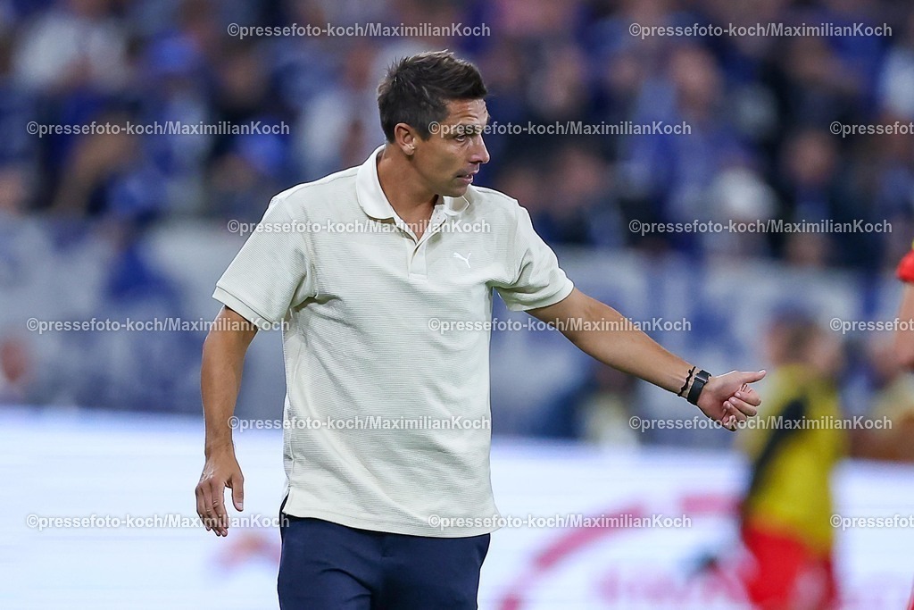 S0413092501090 | 13.09.2025, Fußball, FC Schalke 04 - Holstein Kiel, 5.Spieltag, 2. Fußball Bundesliga, Veltins-Arena Gelsenkirchen, Saison 2025 2026: Cheftrainer Marcel Rapp (Holstein Kiel)  gestikulierend am Spielfeldrand gestik DFB regulations prohibit any use of photographs as image sequences and or quasi-video.