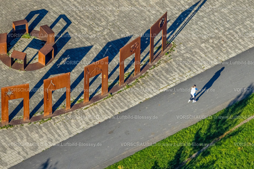 Hamm251001815 | Luftbild, Ort der Interreligiösen Begegnung, Gedenkskulptur im Lippepark, fünf Stahltore und fünf Rednerpulte repräsentieren die fünf Weltreligionen, Treffpunkt für religiösen Austausch, Stadtbezirk Herringen, Hamm, Ruhrgebiet, Nordrhein-Westfalen, Deutschland