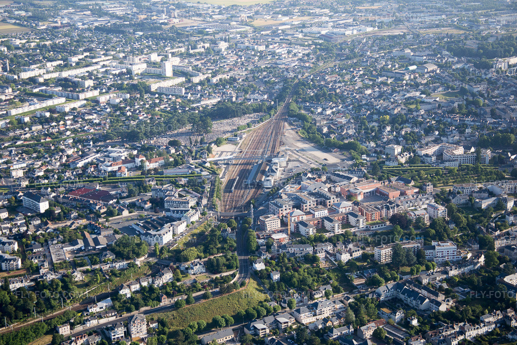 Aerial view: View of the town in the district Vienne in Blois in the state Loir et Cher, France. – Photo: IMG_082034.jpg taken on 06/20/2015 by Werner Riehm/FLY-FOTO.com – Resolution of the original: 5472 x 3648 px