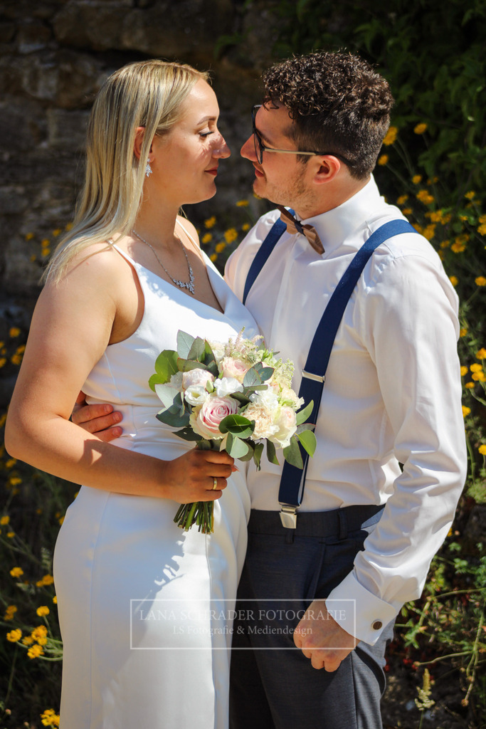 Hochzeit Sven _ Evi 30.06.22 Standesamt-20 | lanaschraderfotografie - Realisiert mit Pictrs.com