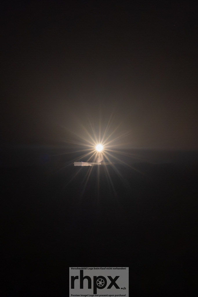 IMG_3417-Enhanced-NR | Leuchtturm. Licht. Nebel.Ein Leuchtturm steht im gleissenden Licht, umgeben von Nebel. Das strahlende Licht durchdringt die duestere Atmosphäre.Die hohen Kontraste dieses Motivs kommen auf Acrylglas besonders gut zur Geltung. Waehle unter 'Produktauswahl' dein Wunschformat. - Realisiert mit Pictrs.com