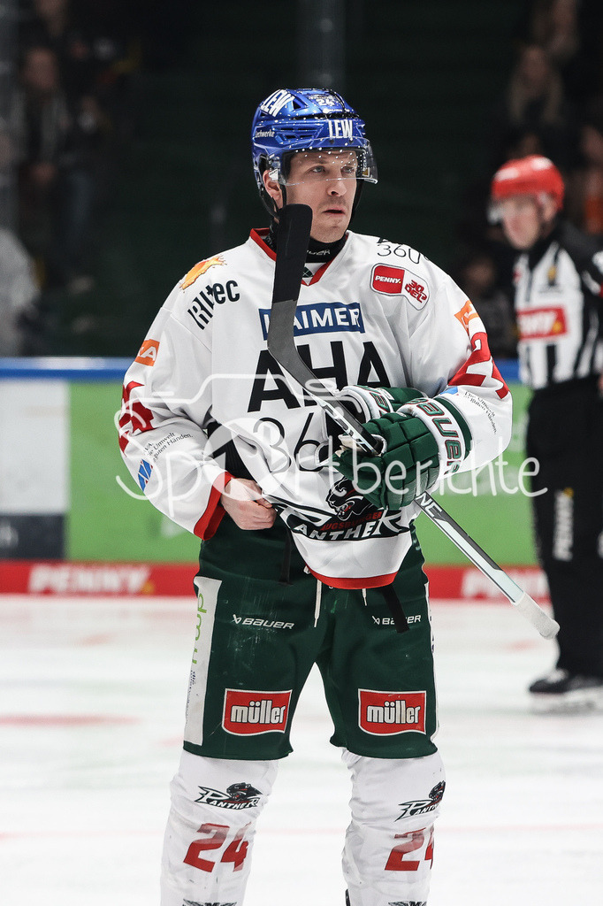 Löwen Frankfurt - Augsburger Panther | Thomas Jordan TREVELYAN (AEV #24) in Aktion / Freisteller / Einzelfoto