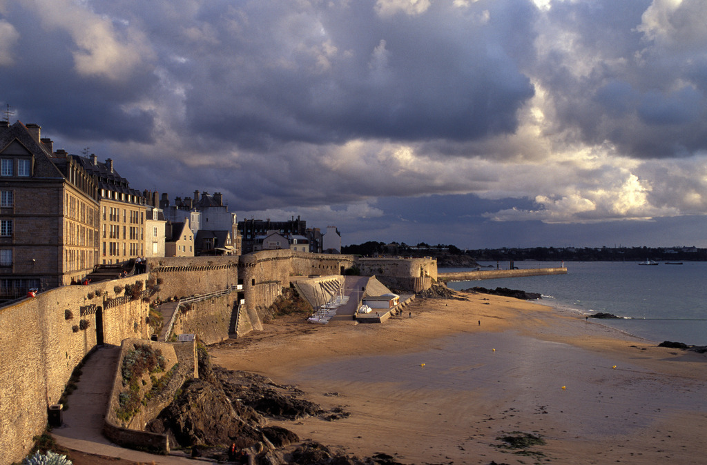 St. Malo Stadtmauer im Abendlicht | Saint Malo, Frankreich - 2008: St. Malo Stadtmauer im Abendlicht. - Realisiert mit Pictrs.com