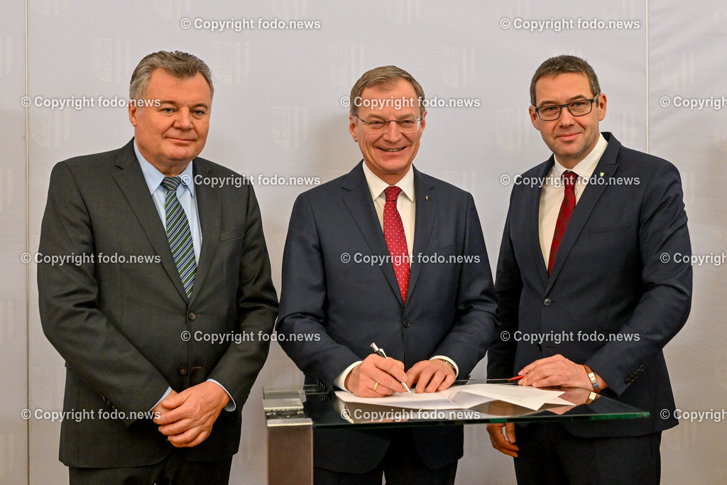 Pressekonfernz Land Ooe_ Einigung zur Westspange Steyr_ 26.01.2024-45 | 26.01.2024, Linz, AUT, Pressekonferenz Land Ooe, Einigung zur Westspange Steyr - Praesentation der verkehrlichen Wirkungsanalyse im Bild LR Guenther Steinkellner (FP), LH Thomas Stelzer (VP, Landeshauptmann Ooe), Markus Vogl (SP, Bgm. der Stadt Steyr)