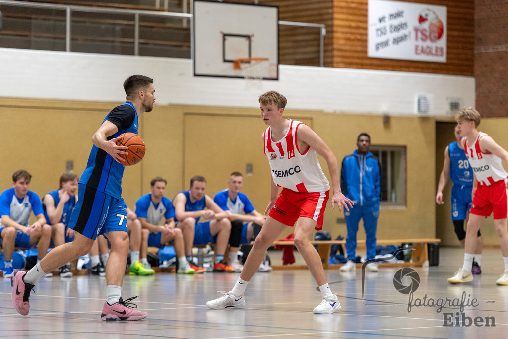 TSG Westerstede-Fortuna Logabirum | Basketball 2. Regionalliga; TSG Westerstede 2 (weiß)- Fortuna Logabirum (blau) am 12.12.2025 in Westerstede (Hössensportzentrum), Photo: Philip Eiben 2025 - Realisiert mit Pictrs.com