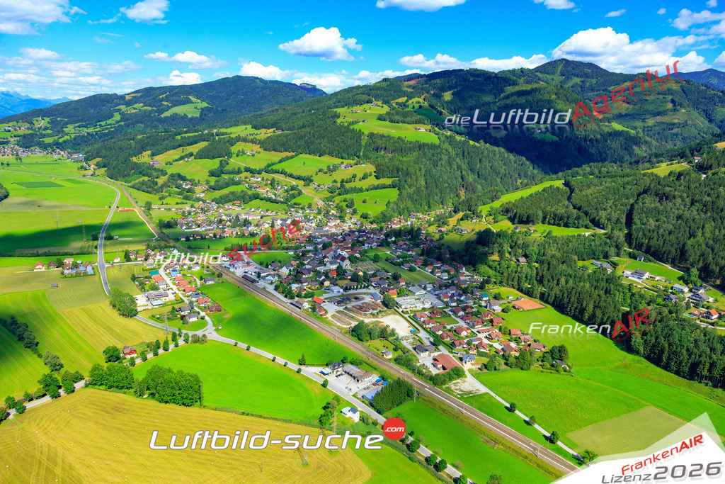 Die Luftaufnahme der Stadt Oeblarn wurde 2017 vom Flugzeug heraus erstellt ( keine Drohne )- hohe Auflösung für beste Qualität