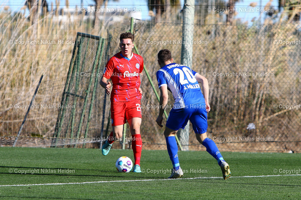 NH_HolsteinKiel_SVDarmstadt98_Testspiel_06012024 | #22 Nicolai Remberg (Holstein Kiel), #20 Jannik Müller (SV Darmstadt 98)

Testspiel I Trainingslager Spanien I 06.01.2024