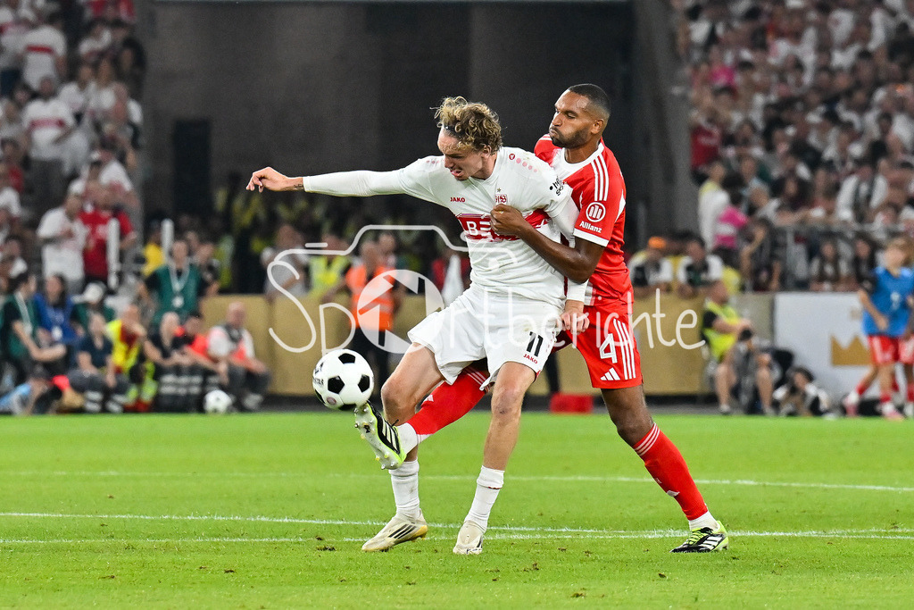 VfB Stuttgart - FC Bayern München | im Duell Nick WOLTEMADE (VfB Stuttgart 11) und Jonathan TAH (FC Bayern Muenchen 4) / Zweikampf / Franz-Beckenbauer Supercup: VfB Stuttgart - FC Bayern München; MHP Arena am 16.08.2025