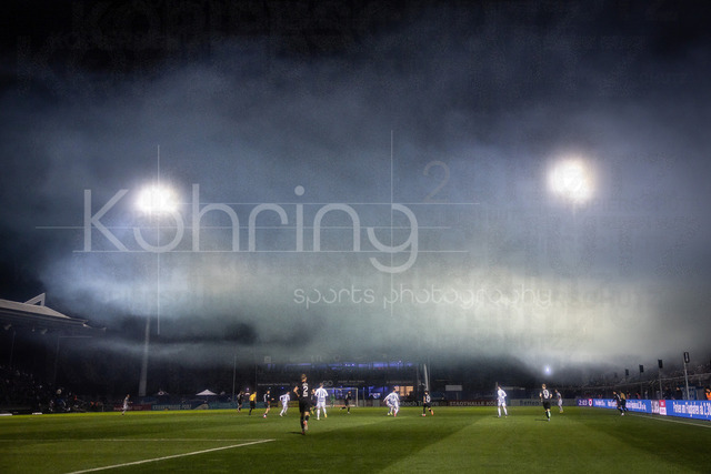 3. Liga: FC Viktoria Köln - MSV Duisburg, 21.12.2025 | Impressionen: Nebel von der Pyrotechnik hängt im Sportpark Höhenberg ; Köln, 21.12.2025, 19. Spieltag der 3. Fußball-Liga, FC Viktoria Köln - MSV Duisburg im Sportpark Hoehenberg in Köln.Die DFL-Bestimmungen verbieten die Verwendung von Fotografien als Bildsequenzen und / oder Quasi-Videos.