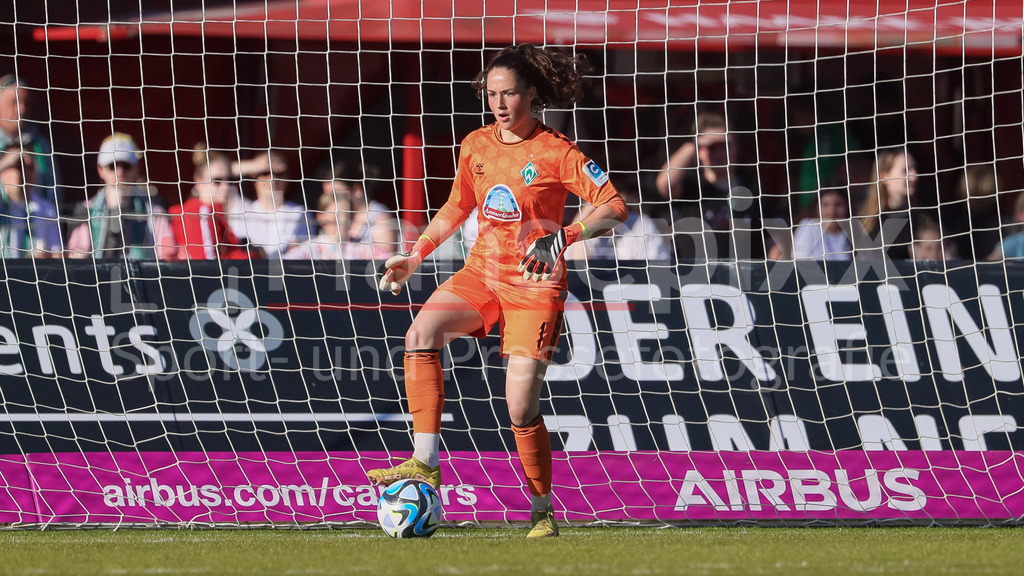 Fussball, Google Pixel Frauen-Bundesliga, SV Werder Bremen - VfL Wolfsburg | v.li.: Livia Peng (Torhüterin, Torwart, SV Werder Bremen, 1) am Ball, Freisteller, Einzelbild, Ganzkörper, Aktion, Action, Spielszene, DIE DFB-RICHTLINIEN UNTERSAGEN JEGLICHE NUTZUNG VON FOTOS ALS SEQUENZBILDER UND/ODER VIDEOÄHNLICHE FOTOSTRECKEN. DFB REGULATIONS PROHIBIT ANY USE OF PHOTOGRAPHS AS IMAGE SEQUENCES AND/OR QUASI-VIDEO.