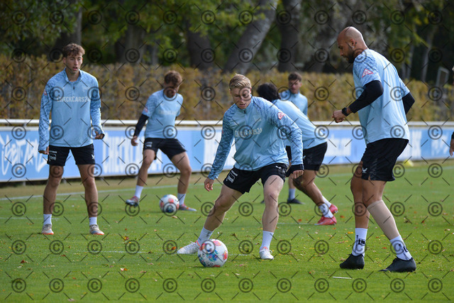 RGE_6053b | Hertha BSC, 2.Bundesliga, Herren, Saison 2025/26, Training,  im Bild Julian Eitschberger ( Hertha BSC ), re. John Anthony Brooks  ( Hertha BSC ),   Fotograf:  Ralf Gebhardt - Realisiert mit Pictrs.com