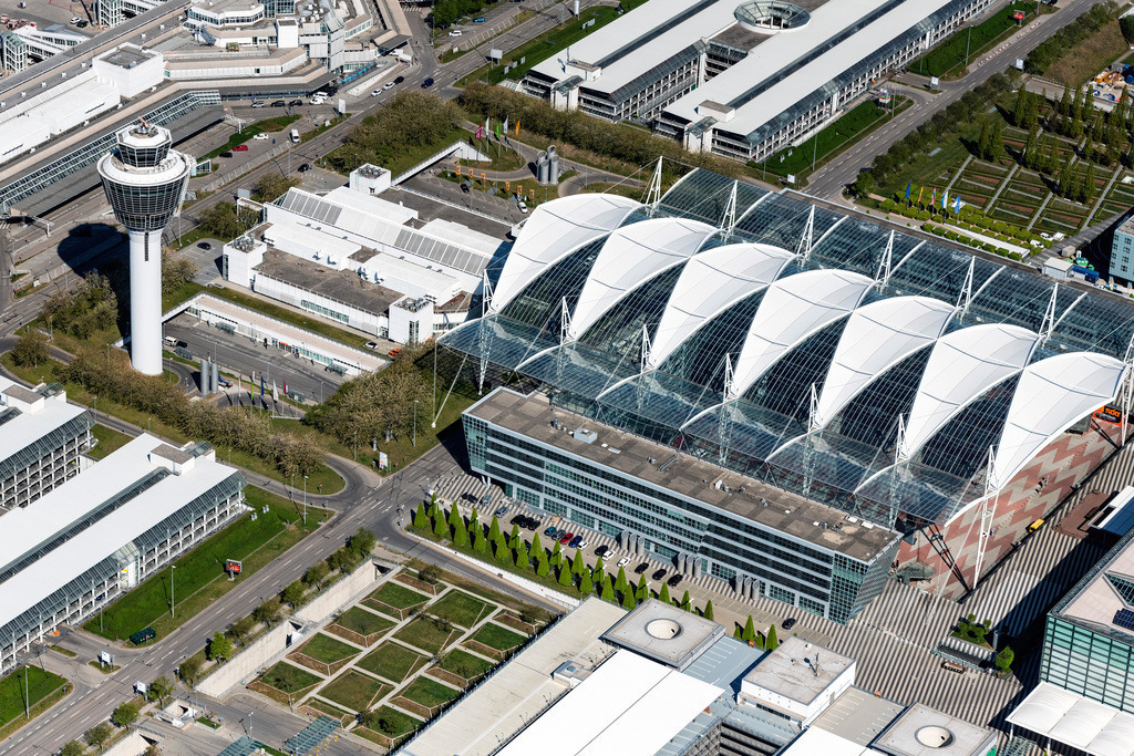 dr__0052377.jpg | OBERDING 23.04.2020 Weiße Forums- Membrane- Dachkonstruktion auf dem zentralen Abfertigungs- Gebäude und Terminal " München Airport Centers (MAC) " auf dem Gelände des Flughafen München in Oberding im Bundesland Bayern, Deutschland. Weiterführende Informationen bei: CENO Membrane Technology GmbH,  CL MAP GmbH,  Flughafen München GmbH. // White membrane roof construction on the central terminal building Muenchen Airport Centers (MAC) and terminal on the grounds of Munich Airport in Oberding in the state Bavaria, Germany. Further information at: CENO Membrane Technology GmbH,  CL MAP GmbH,  Flughafen Muenchen GmbH. Foto: Daniel Reiter