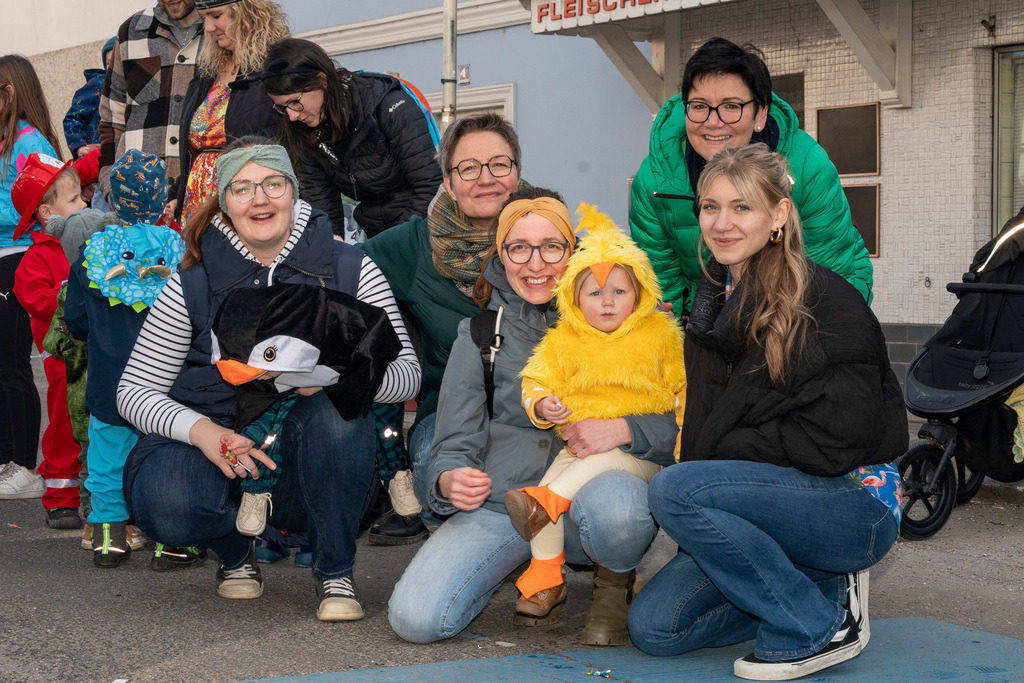 Umzug2025-133_9088 | Fotostrecke: FASCHINGSUMZUG 2025 in Loosdorf. 22 Masken(gruppen)-Teilnehmer: Loosdorfer Vereine, Wirtschaftstreibende, Gemeindeabordnungen sowie Kreditinstitute. rund 700 Besucher entlang der Hauptstrasse. Veranstaltungs-Sicherung durch Mannschaft der FF-Loosdorf mit schwerem Gerät. Maskenprämierung am EKZ-Platz durch Bgm. Thomas Vasku in den Kategorien: Bester Festwagen (Fa. gkonzept-Groissenberger; Beste Personengruppe-ASK-Loosdorf; Beste Einzelperson; Weiteste Anreise-FF Schollach;