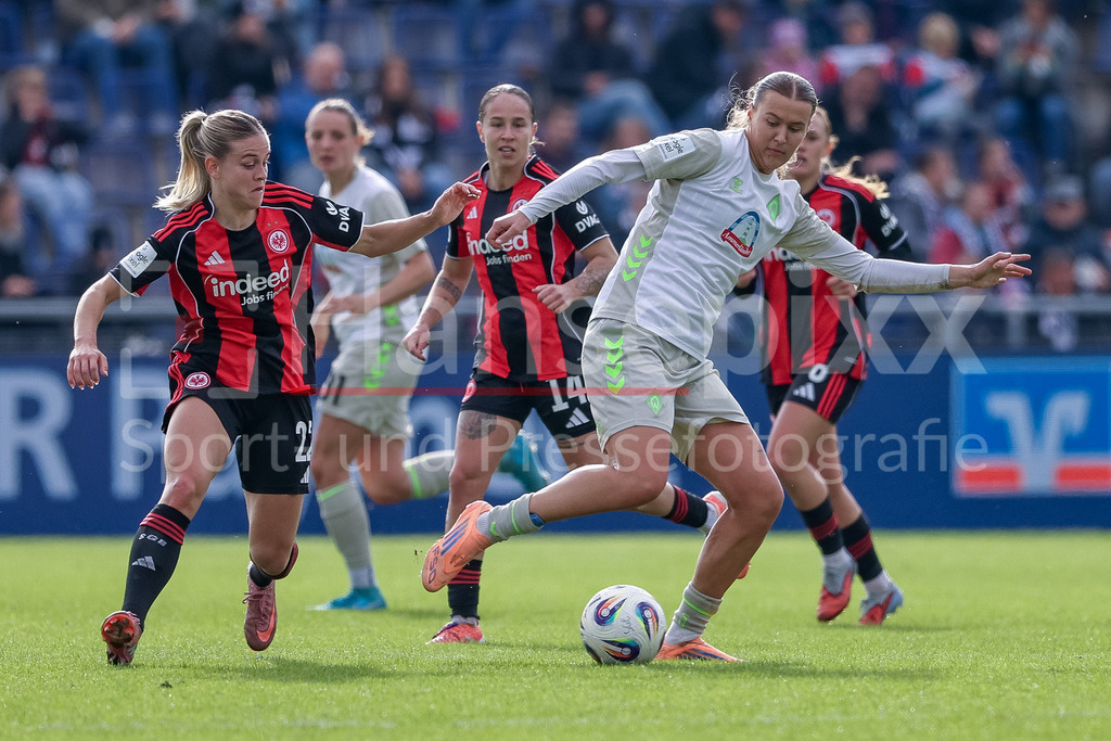 Fussball, Google Pixel Frauen-Bundesliga, Eintracht Frankfurt - SV Werder Bremen | v.li.: Nadine Riesen (Eintracht Frankfurt, 22) und Larissa Mühlhaus (SV Werder Bremen, 7) im Zweikampf, Duell, Dynamik, Aktion, Action, Spielszene, DIE DFB-RICHTLINIEN UNTERSAGEN JEGLICHE NUTZUNG VON FOTOS ALS SEQUENZBILDER UND/ODER VIDEOÄHNLICHE FOTOSTRECKEN. DFB REGULATIONS PROHIBIT ANY USE OF PHOTOGRAPHS AS IMAGE SEQUENCES AND/OR QUASI-VIDEO.
