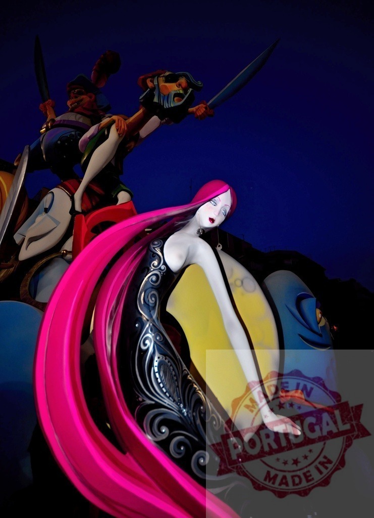 Fallas ninot sculpture with pink hair and warrior | Fallas ninot sculpture depicting a woman with pink hair and a warrior during the Valencia festival - Realisiert mit Pictrs.com