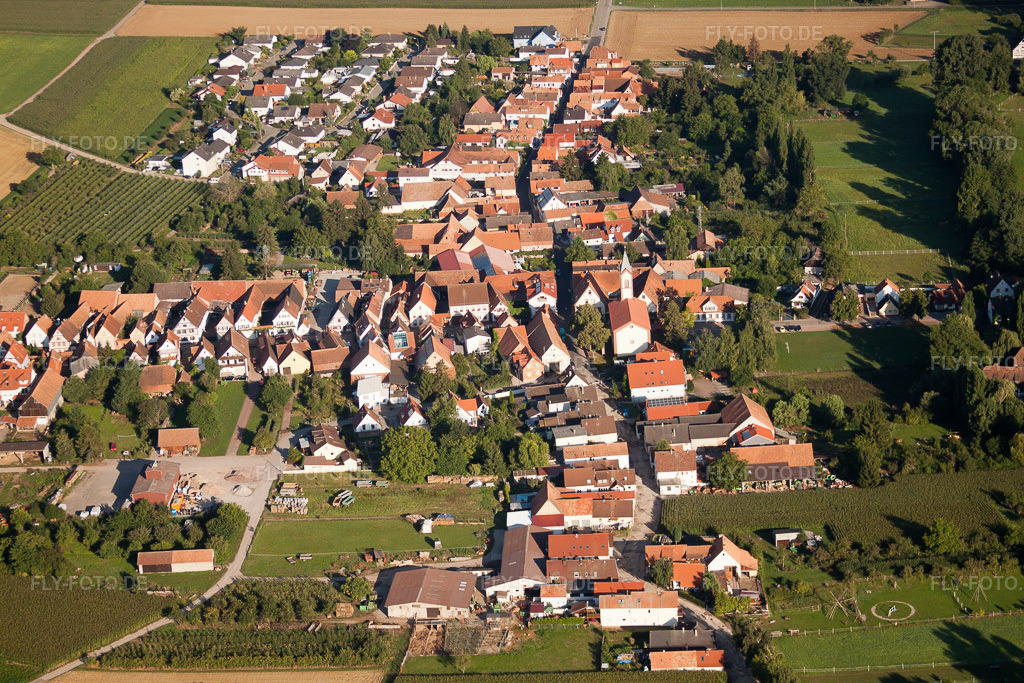 Luftbild: Oberdorfstraße mit prot. Kirche im Ortsteil Mühlhofen in Billigheim-Ingenheim im Bundesland Rheinland-Pfalz in Deutschland. Foto: IMG_30911.jpg vom 07.08.2010 durch Werner Riehm/FLY-FOTO.de