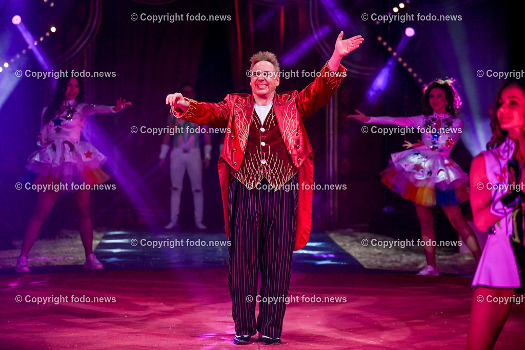 Zirkus Louis Knie_ 17.02.2024-68 | 17.02.2024, Linz, AUT, Circus Louis Knie 2024, im Bild Circus, Zirkus, Zelt, Artisten, Kuenstler, Trapez, Show, Clown, Zuschauer, Hunde, Ponys, Licht, Musik, Akrobaten, Akrobatik, Luftakrobatik