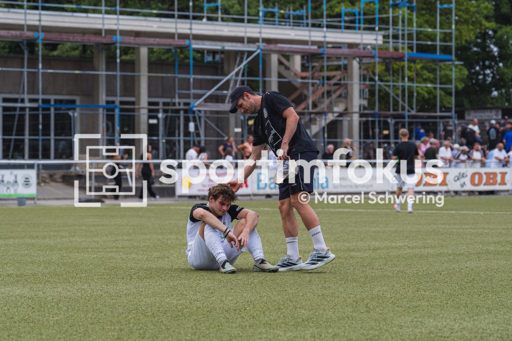 Wuppertaler Tennis-Stadtmeisterschaften | Felix Anton Suhre (TSV 05 Ronsdorf) nach der Niederlage am Boden. TSV 05 Ronsdorf gegen SC 1920 Oberhausen, Niederrheinpokal, 1. Runde, Kunstrasenplatz Sportplatz Parkstraße, Wuppertal, 09.08.2026. - Realisiert mit Pictrs.com