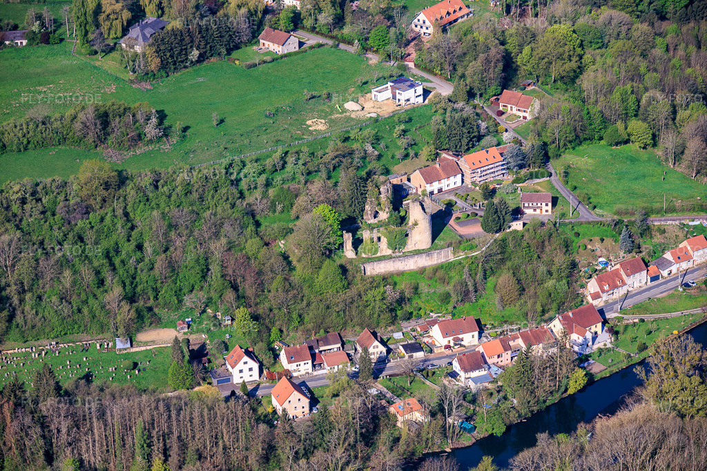 Luftbild: Château de Frauenberg über der Blies in Frauenberg im Bundesland Moselle in Frankreich.Foto: IMG_154521.jpg vom 18.04.2026 durch Werner Riehm/FLY-FOTO.deAuflösung des Originals: 6000 x 4000 px