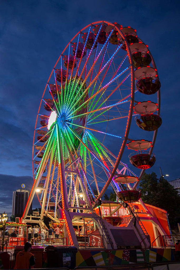UEFA EURO 2024 in Leipzig - Fan Zone auf dem Augustusplatz - Riesenrad | Entdecke über 20 Kategorien Leipzig-Motive: Foto-Downloads, hochwertige Poster, Leinwand- & Fine-Art-Prints. Jetzt Lieblingsfoto im Bildlexikon Leipzig Shop bestellen!