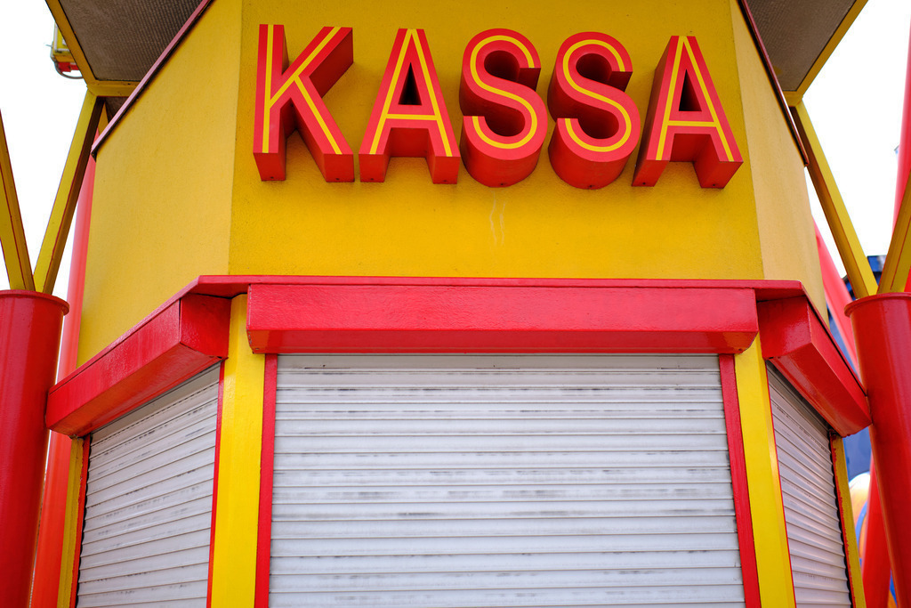 Geschlossene Kassa im Prater | Wien, Austria - March 25, 2020: Massnahmen zur Einschränkung von COVID-19, Detailaufnahmen im Menschenleeren Pratergelände - geschlossene Kassa. - Realisiert mit Pictrs.com