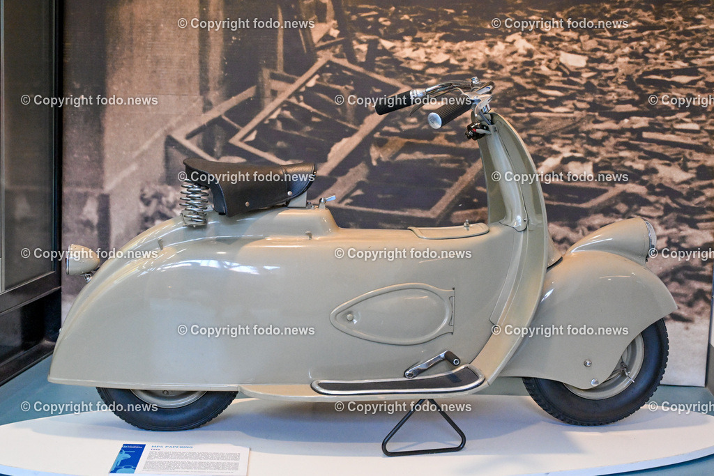 Italien_ Toskana_ Provinz Pisa_ Pontedera_ Vespa_ 29.05.2024-2 | 29.05.2024, Italien, ITA, Toskana, Pontedera im Bild Piaggio, Vespa, Museum

Piaggio ist ein italienischer Fahrzeughersteller mit Sitz in Pontedera. Das Unternehmen produziert verschiedene Mofas und Motorroller, unter anderem die Vespa, das Lastendreirad Ape sowie den Kleintransporter Porter. Zum Konzern gehören auch die Motorradmarken Aprilia, Derbi, Gilera, Laverda und Moto Guzzi. 
Quelle: Wikipedia