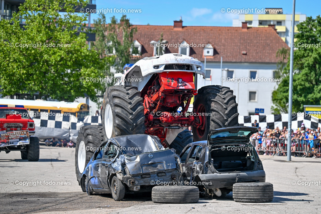 Linz_ Autostunt_ Monstertruck_ Show_ 20.05.2024-40 | 20.05.2024, Linz, AUT, Stuntshow, im Bild Linz, Autostunt, Monstertruck, Show, Schrottauto, Stuntman, Motor, Artistik, Ueberschlag, Feuershow, Zuschauer