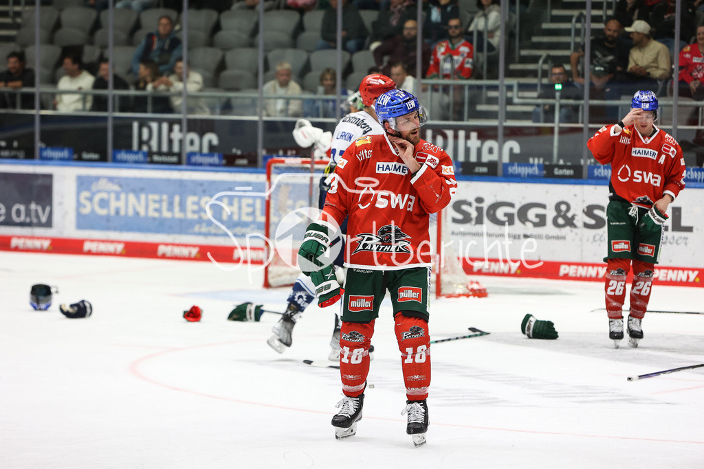 Augsburger Panther - Schwenninger Wild Wings | Zachery MITCHELL (AEV #18) in Aktion / Freisteller / Einzelfoto / Fight / Kampf