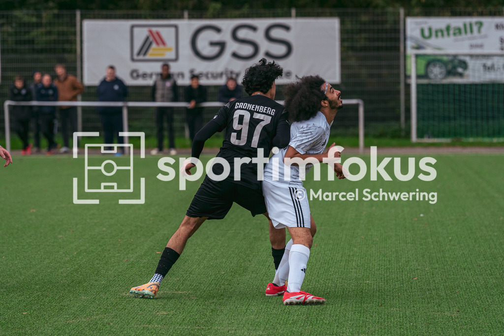 SSV Germania Wuppertal – Cronenberger SC | Mohamed Bouaasria (97, Cronenberger SC) im Zweikampf gegen Bilal Benchelh (2, SSV Germania Wuppertal). Bezirksliga Niederrhein, Gruppe 2: SSV Germania Wuppertal gegen Cronenberger SC, Wuppertal, 11.10.2026. Endstand: 1:4. sportimfokus / Marcel Schwering - Realisiert mit Pictrs.com