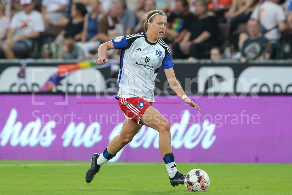 Fussball, DFB-Pokal Frauen, FC St. Pauli - Hamburger SV | v.li.: Larissa Mühlhaus (Hamburger SV, 7) Freisteller, Einzelbild, Ganzkörper, Aktion, Action, Spielszene, DIE DFB-RICHTLINIEN UNTERSAGEN JEGLICHE NUTZUNG VON FOTOS ALS SEQUENZBILDER UND/ODER VIDEOÄHNLICHE FOTOSTRECKEN. DFB REGULATIONS PROHIBIT ANY USE OF PHOTOGRAPHS AS IMAGE SEQUENCES AND/OR QUASI-VIDEO.