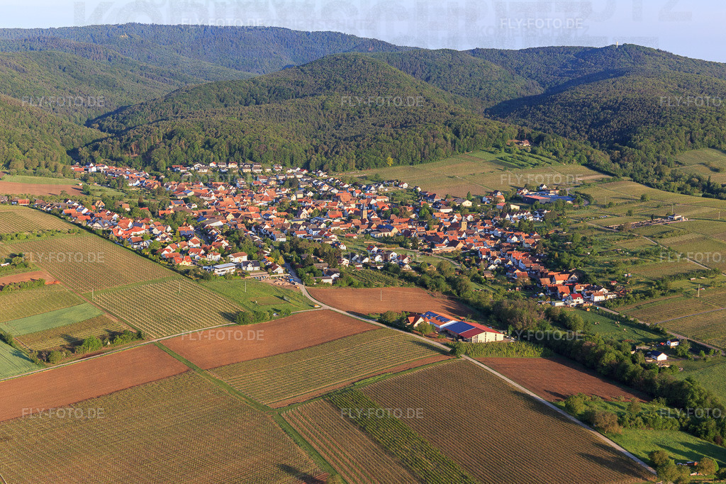 Ortsansicht von Südosten | Luftbild: Ortsansicht von Südosten in Oberotterbach im Bundesland Rheinland-Pfalz in Deutschland. Foto: IMG_120647.jpg vom 03.05.2020 durch Werner Riehm/FLY-FOTO.de - Realisiert mit Pictrs.com
