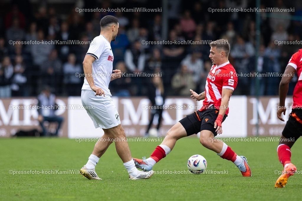 xKWI21092501012 | 21.09.2025,, xkwix, Fußball, Liga3, SC Verl - FC Energie Cottbus, Sportclub Arena: ERIK ENGELHARDT (ENERGIE COTTBUS #18) im Zweikampf gegen Oualid Mhamdi (SC Verl #20)