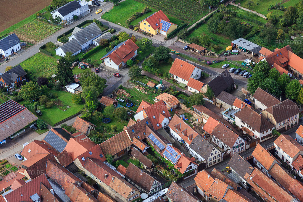 Luftbild: Am Pfarrgarten im Ortsteil Heuchelheim in Heuchelheim-Klingen im Bundesland Rheinland-Pfalz in Deutschland. Foto: IMG_072660.jpg vom 19.09.2014 durch Werner Riehm/FLY-FOTO.deAuflösung des Originals: 5472 x 3648 px