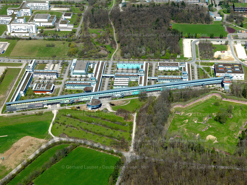 2857245 | ULM 13.10.2017 Campus- Gebäude der Universität Ulm mit Institut für Elektronische Bauelemente und Schaltungen an der Straße Albert-Einstein-Allee in Ulm im Bundesland Baden-Württemberg, Deutschland. Weiterführende Informationen bei: Universität Ulm. // Campus building of the university Ulm with Institut fuer Elektronische Bauelemente and Schaltungen on street Albert-Einstein-Allee in Ulm in the state Baden-Wurttemberg, Germany. Further information at: Universitaet Ulm. Foto: Gerhard Launer