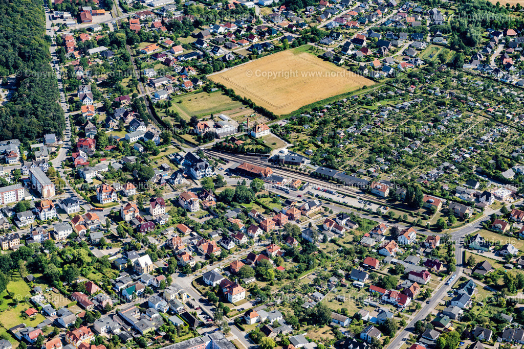 Kühlungsborn_Bahnhof_ELS_9174100822 | OSTSEEBAD KüHLUNGSBORN 10.08.2022 Stadtzentrum im Innenstadtbereich an der Fritz-Reuter-Straße in Ostseebad Kühlungsborn im Bundesland Mecklenburg-Vorpommern, Deutschland. Weiterführende Informationen bei: Tourismus, Freizeit & Kultur GmbH. // The city center in the downtown area on street Fritz-Reuter-Strasse in Ostseebad Kuehlungsborn in the state Mecklenburg - Western Pomerania, Germany. Further information at: Tourismus, Freizeit & Kultur GmbH. Foto: Martin Elsen